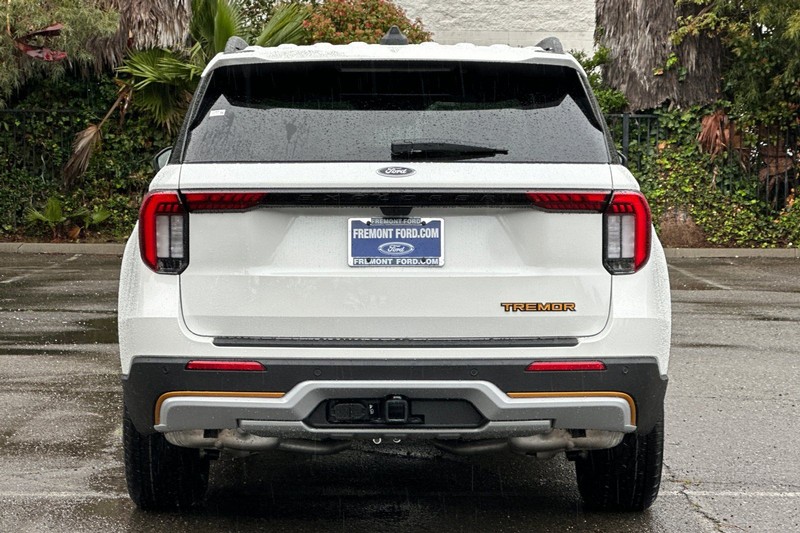 Ford Explorer Vehicle Full-screen Gallery Image 04