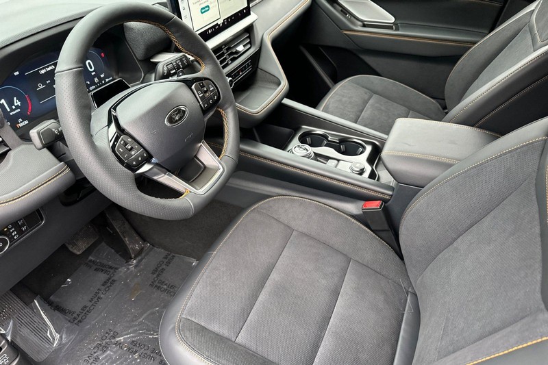 Ford Explorer Vehicle Full-screen Gallery Image 09