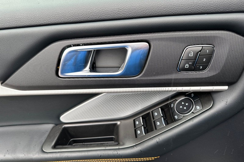 Ford Explorer Vehicle Full-screen Gallery Image 10