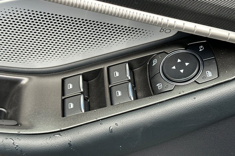 Ford Explorer Vehicle Full-screen Gallery Image 11