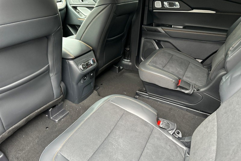 Ford Explorer Vehicle Full-screen Gallery Image 12