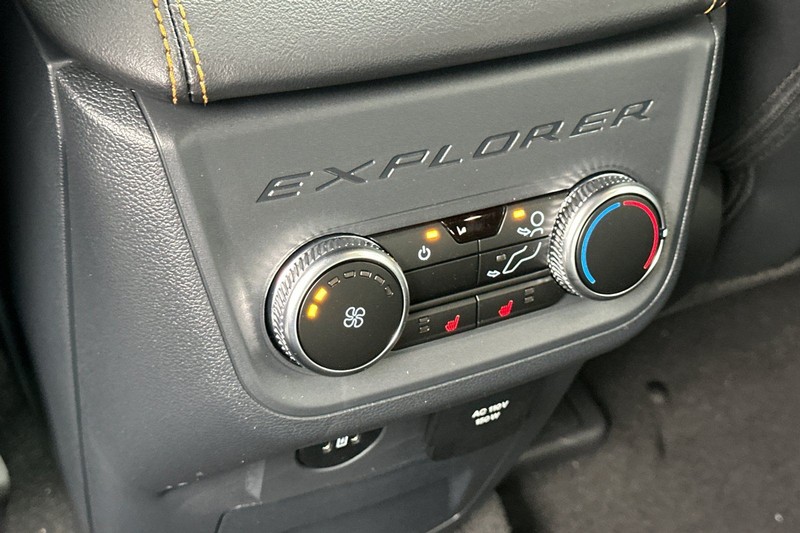 Ford Explorer Vehicle Full-screen Gallery Image 13