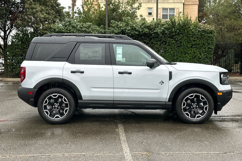 Ford Bronco Sport Vehicle Full-screen Gallery Image 02