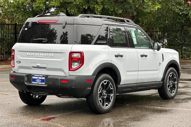 Ford Bronco Sport Vehicle Full-screen Gallery Image 03