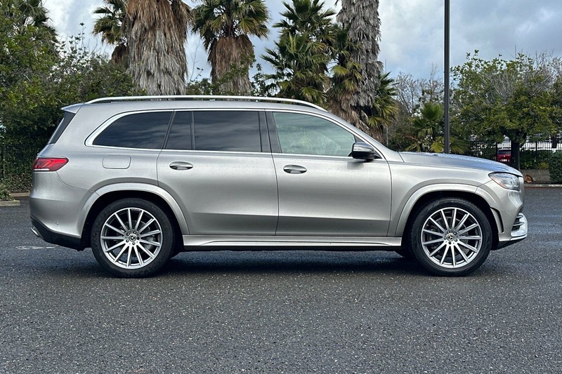Mercedes-Benz GLS Vehicle Full-screen Gallery Image 02