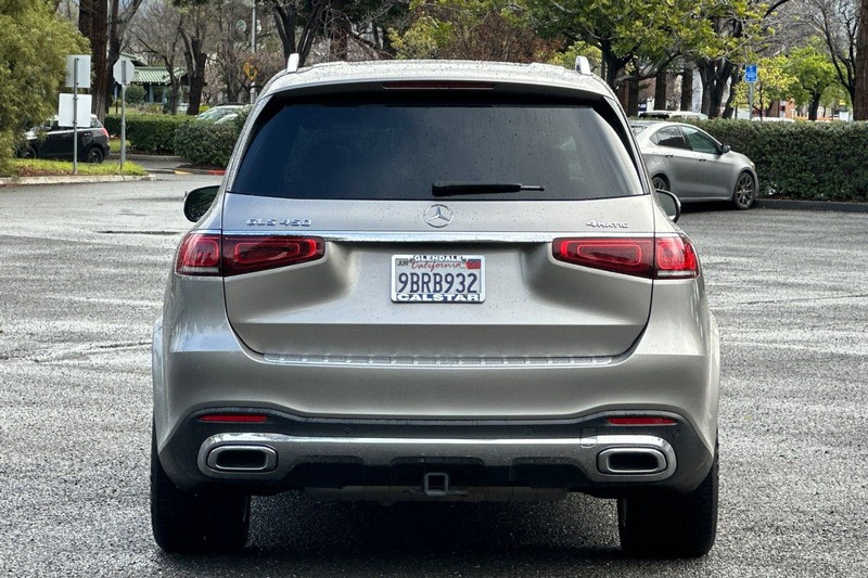 Mercedes-Benz GLS Vehicle Full-screen Gallery Image 04