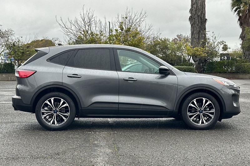 Ford Escape Vehicle Full-screen Gallery Image 02