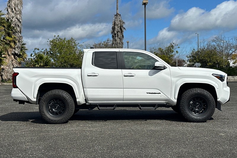 Toyota Tacoma Vehicle Full-screen Gallery Image 02