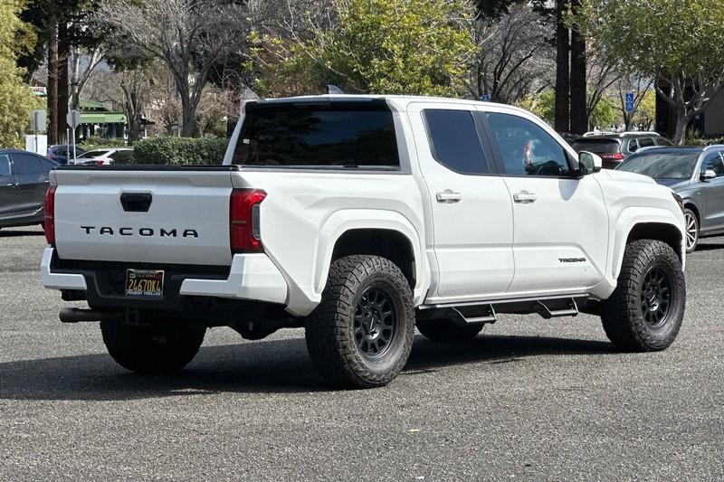 Toyota Tacoma Vehicle Full-screen Gallery Image 03