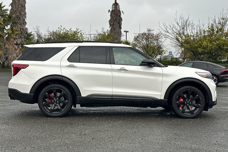 Ford Explorer Vehicle Full-screen Gallery Image 02