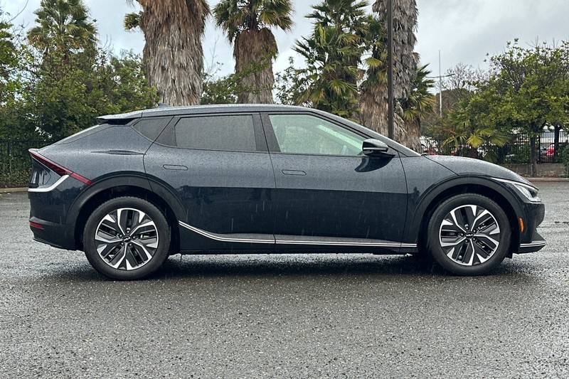 Kia EV6 Vehicle Full-screen Gallery Image 02