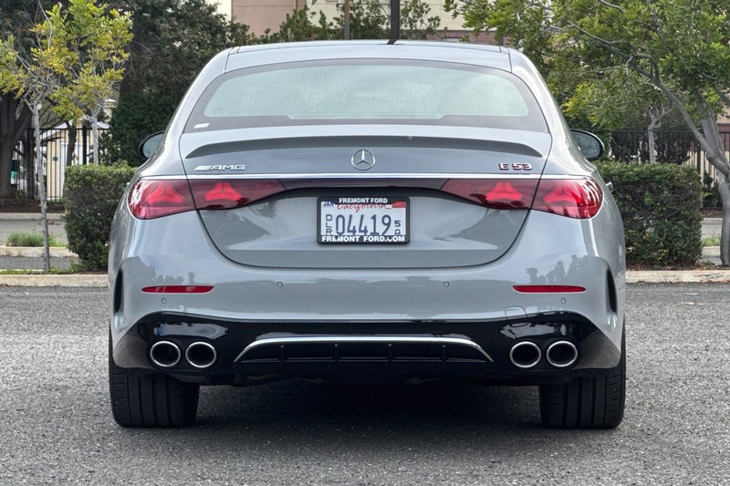 Mercedes-Benz E-Class Vehicle Full-screen Gallery Image 02