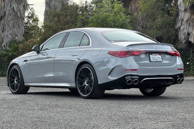 Mercedes-Benz E-Class Vehicle Full-screen Gallery Image 03