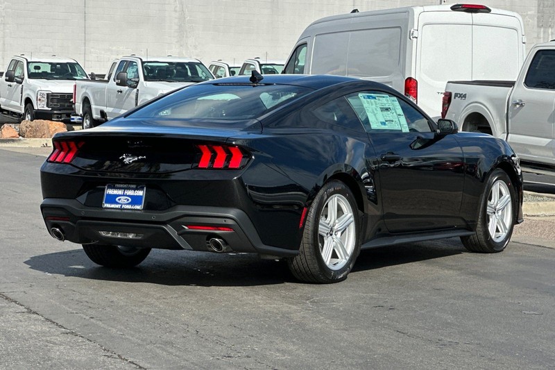 Ford Mustang Vehicle Full-screen Gallery Image 03