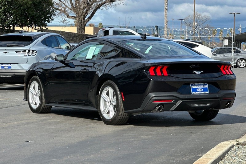 Ford Mustang Vehicle Full-screen Gallery Image 05