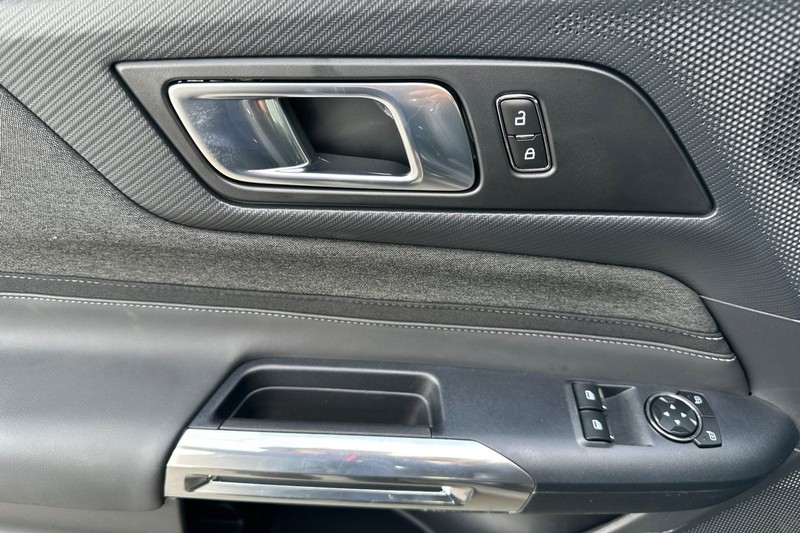 Ford Mustang Vehicle Full-screen Gallery Image 10