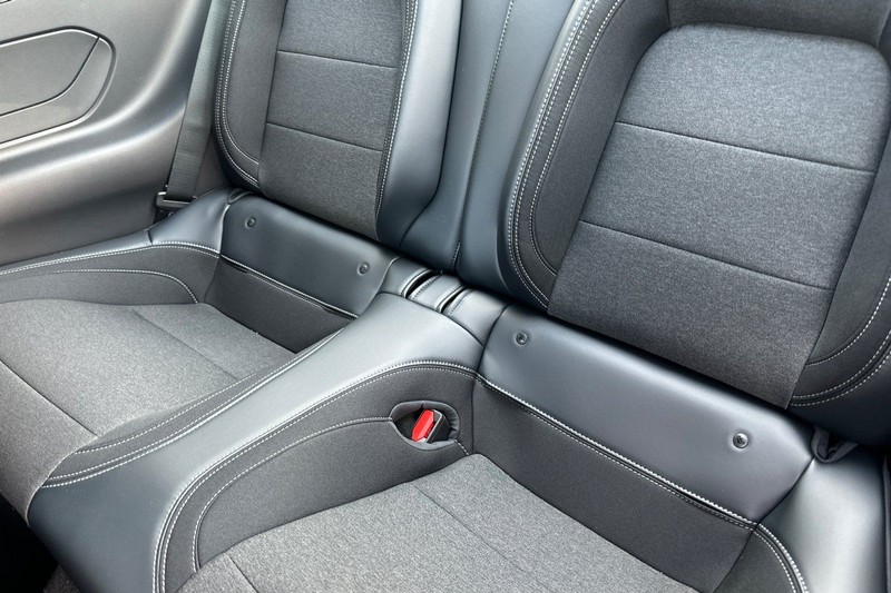 Ford Mustang Vehicle Full-screen Gallery Image 12