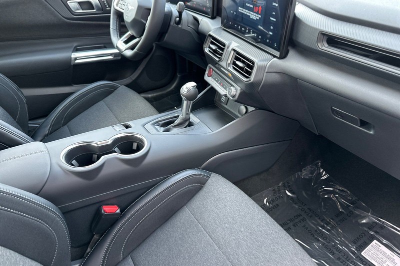 Ford Mustang Vehicle Full-screen Gallery Image 15