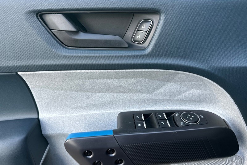 Ford Maverick Vehicle Full-screen Gallery Image 10