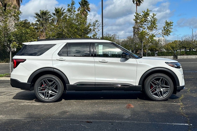 Ford Explorer Vehicle Full-screen Gallery Image 02