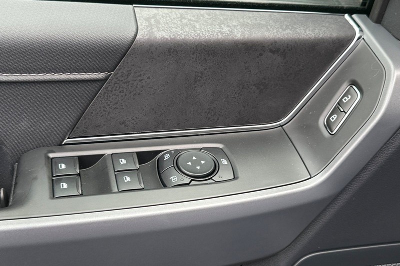 Ford F-150 Vehicle Full-screen Gallery Image 11