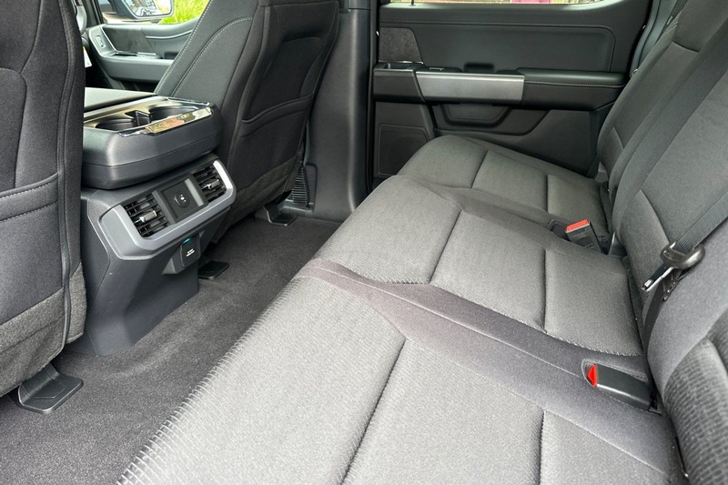 Ford F-150 Vehicle Full-screen Gallery Image 12