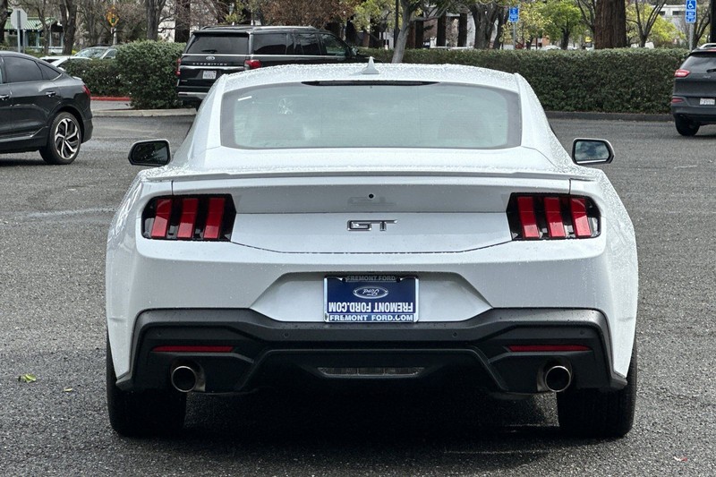 Ford Mustang Vehicle Full-screen Gallery Image 04