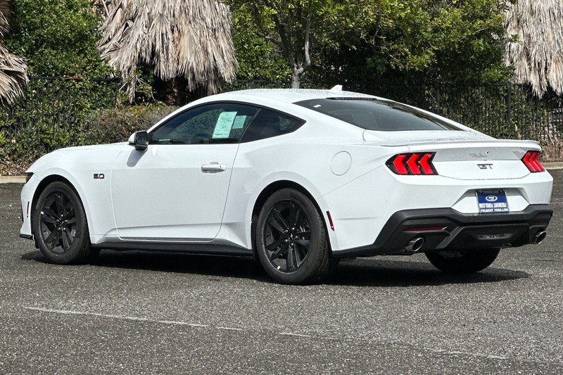 Ford Mustang Vehicle Full-screen Gallery Image 05