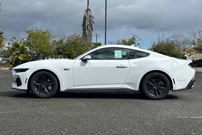 Ford Mustang Vehicle Full-screen Gallery Image 06