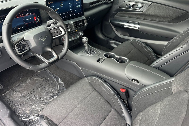 Ford Mustang Vehicle Full-screen Gallery Image 09