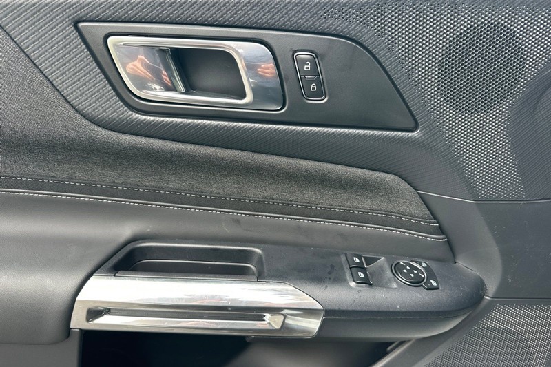 Ford Mustang Vehicle Full-screen Gallery Image 10