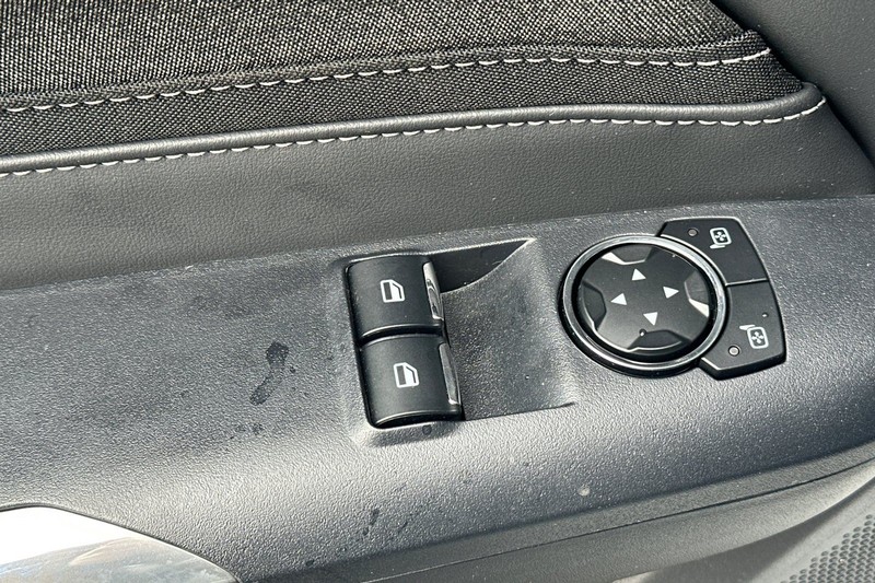 Ford Mustang Vehicle Full-screen Gallery Image 11