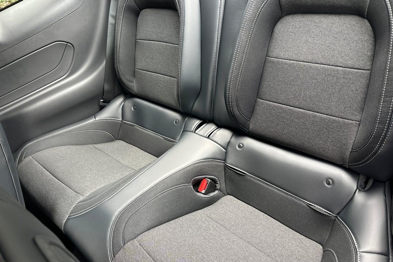 Ford Mustang Vehicle Full-screen Gallery Image 12