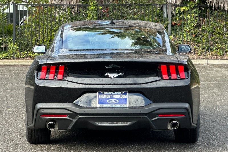 Ford Mustang Vehicle Full-screen Gallery Image 04