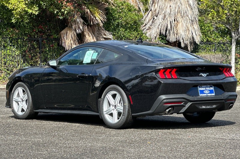 Ford Mustang Vehicle Full-screen Gallery Image 05