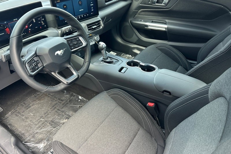 Ford Mustang Vehicle Full-screen Gallery Image 09