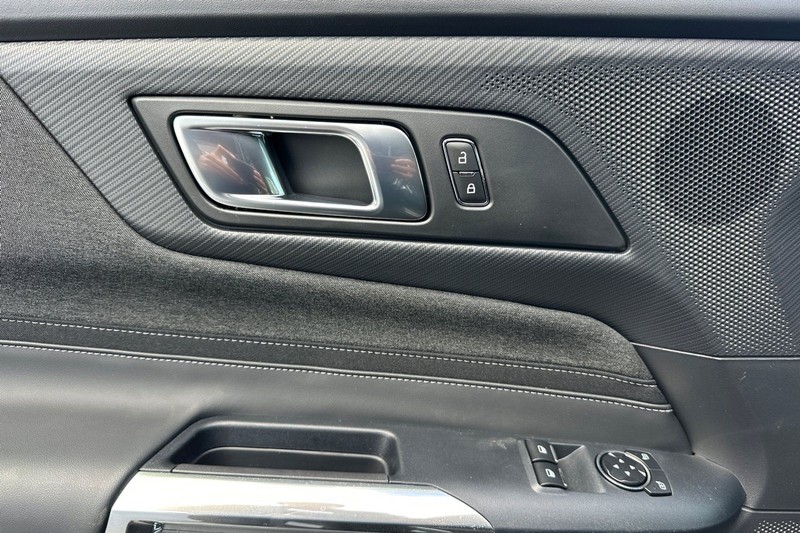 Ford Mustang Vehicle Full-screen Gallery Image 10