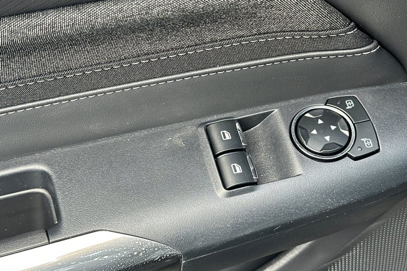 Ford Mustang Vehicle Full-screen Gallery Image 11