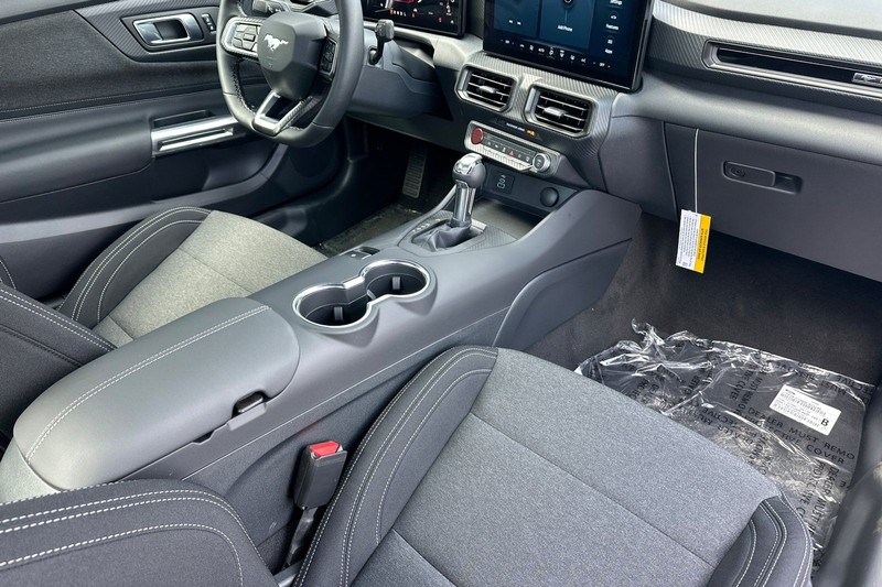 Ford Mustang Vehicle Full-screen Gallery Image 15