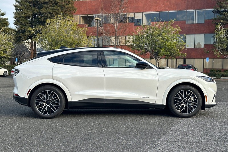 Ford Mustang Mach-E Vehicle Full-screen Gallery Image 02