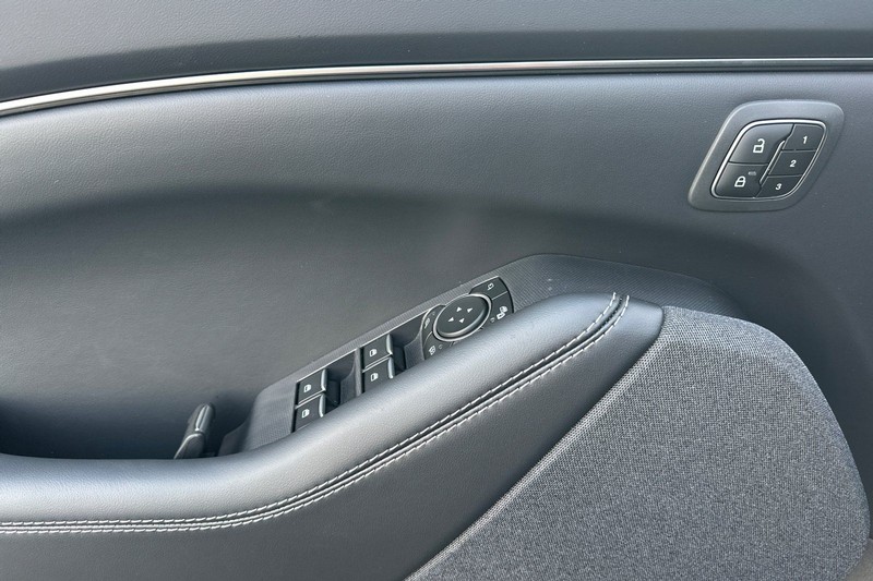 Ford Mustang Mach-E Vehicle Full-screen Gallery Image 10