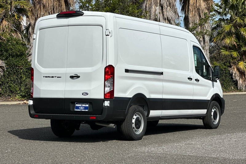 Ford Transit-250 Vehicle Full-screen Gallery Image 03