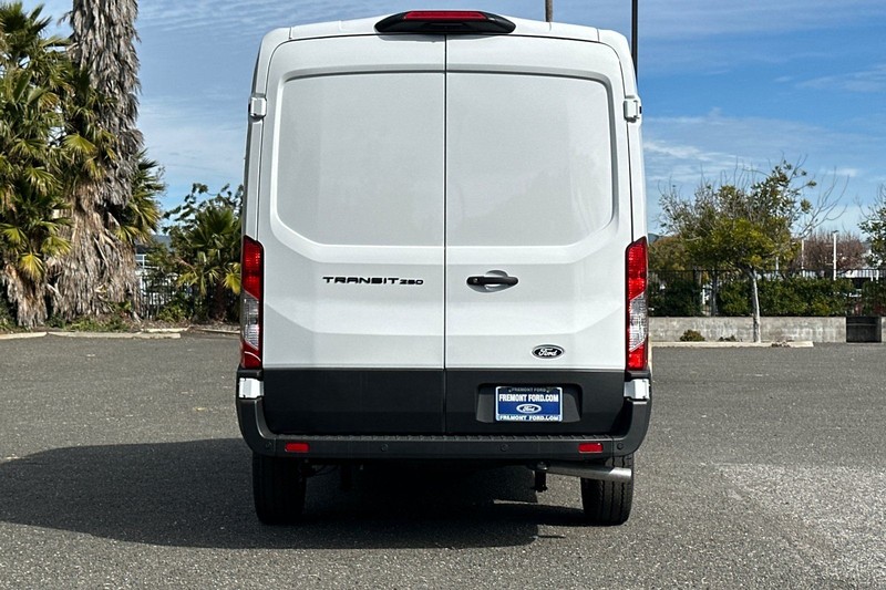 Ford Transit-250 Vehicle Full-screen Gallery Image 04
