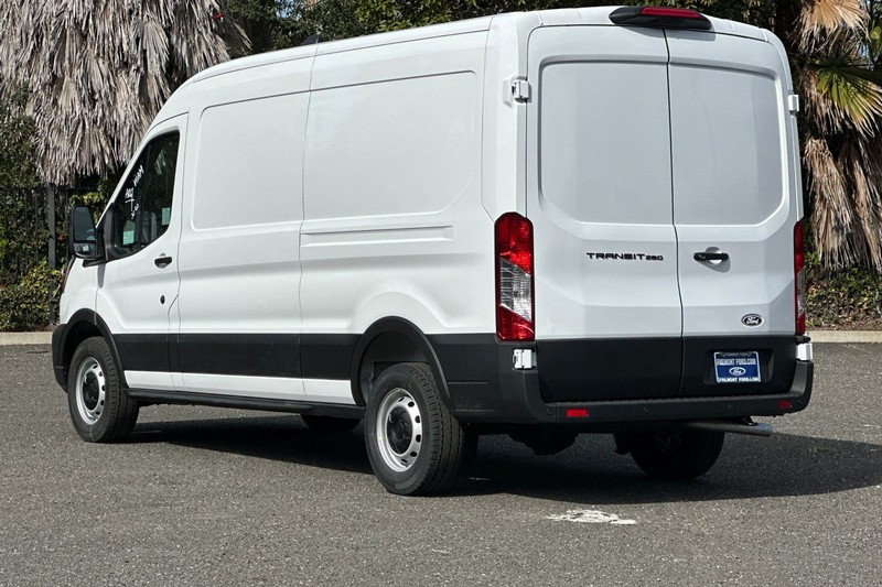 Ford Transit-250 Vehicle Full-screen Gallery Image 05