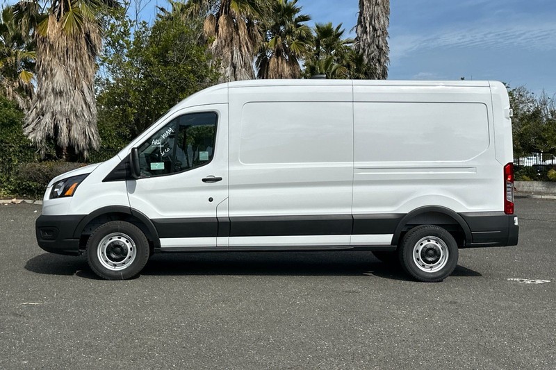 Ford Transit-250 Vehicle Full-screen Gallery Image 06