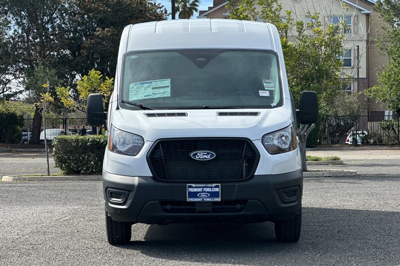 Ford Transit-250 Vehicle Full-screen Gallery Image 08