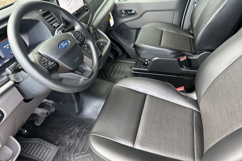 Ford Transit-250 Vehicle Full-screen Gallery Image 09