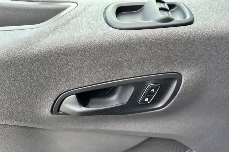 Ford Transit-250 Vehicle Full-screen Gallery Image 10