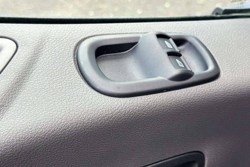 Ford Transit-250 Vehicle Full-screen Gallery Image 11