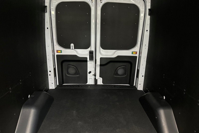 Ford Transit-250 Vehicle Full-screen Gallery Image 15